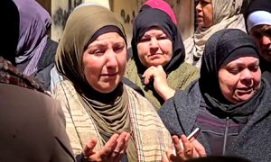 وداع سوزناک مادر فلسطینی با فرزند شهید ۱۹ ساله