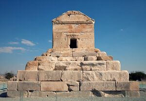 تصویری از آرامگاه کورش بزرگ در دشت مرغاب