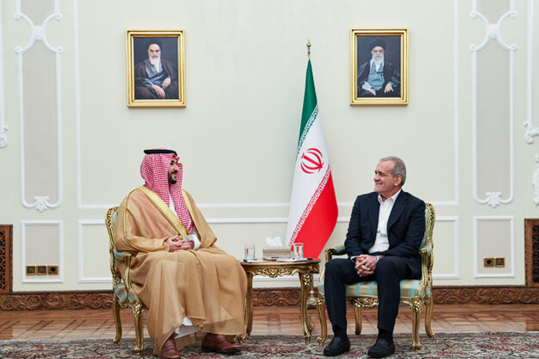 وزیر دفاع عربستان: در دیدار با رهبر ایران روابط دوجانبه را بررسی کردیم