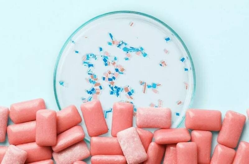 آدامس، حاوی هزاران ذره میکروپلاستیک در بزاق دهان