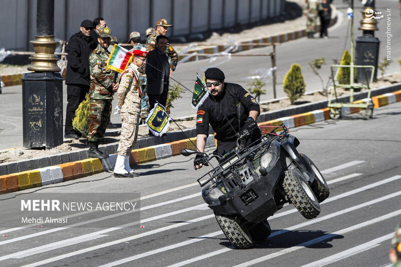 مراسم روز ارتش با حضور رئیس جمهور در جوار حرم امام خمینی(ره) برگزار شد + عکس و فیلم