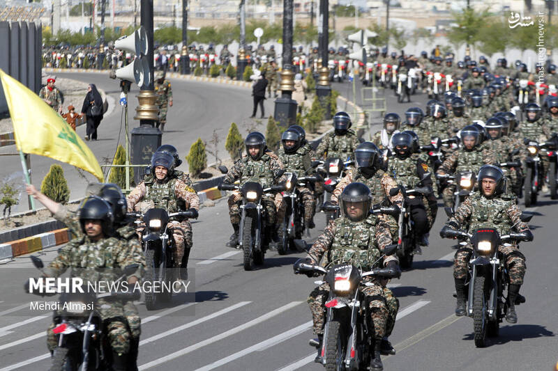 مراسم روز ارتش با حضور رئیس جمهور در جوار حرم امام خمینی(ره) برگزار شد + عکس و فیلم