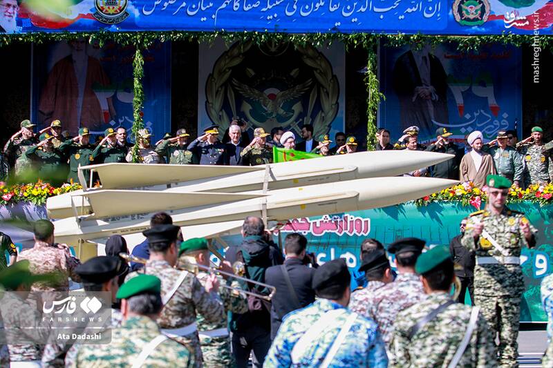 مراسم روز ارتش با حضور رئیس جمهور در جوار حرم امام خمینی(ره) برگزار شد + عکس و فیلم