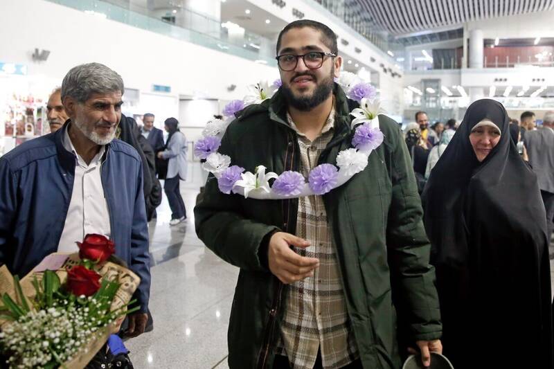 زائر ایرانی بازداشت شده در عربستان آزاد و به کشور بازگشت+ عکس