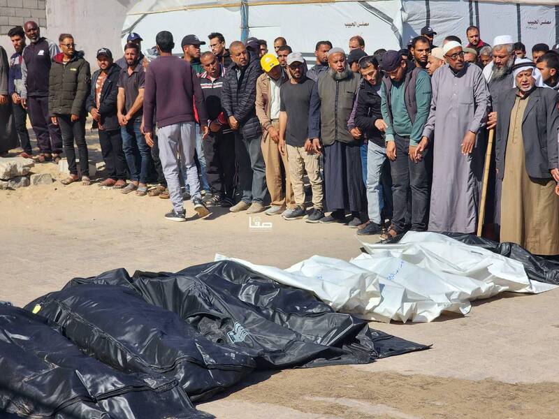 کودکان غزه در خاک و خون/ شهدای نسل کشی غزه ۵۱۰۶۵ نفر رسیدند/ آیزنکوت: جنگ غزه بهسوی شکست پیش میرود/ افزایش شمار صهیونیستهای امضا کننده طومار پایان جنگ