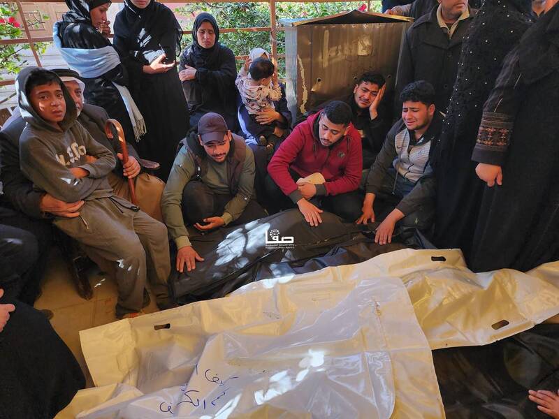 کودکان غزه در خاک و خون/ شهدای نسل کشی غزه ۵۱۰۶۵ نفر رسیدند/ آیزنکوت: جنگ غزه بهسوی شکست پیش میرود/ افزایش شمار صهیونیستهای امضا کننده طومار پایان جنگ