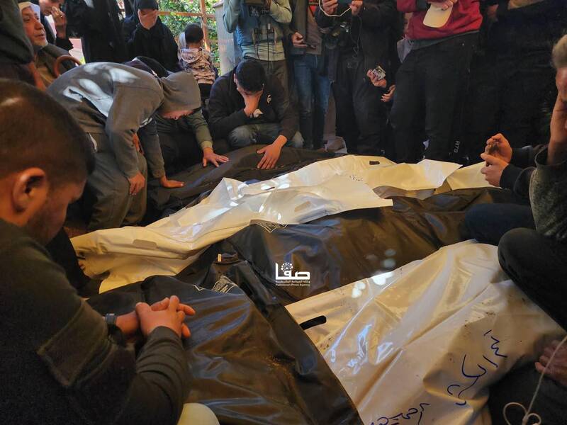 کودکان غزه در خاک و خون/ شهدای نسل کشی غزه ۵۱۰۶۵ نفر رسیدند/ آیزنکوت: جنگ غزه بهسوی شکست پیش میرود/ افزایش شمار صهیونیستهای امضا کننده طومار پایان جنگ