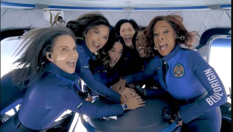 جنجال بر سر سفر فضایی ستاره مشهور پاپ +فیلم و عکس