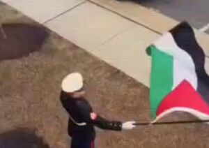اهتزاز پرچم فلسطین توسط سرباز آمریکایی در مقابل خانه‌اش