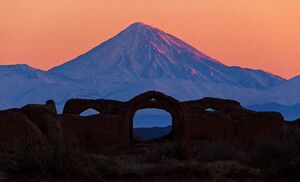 اولین ثانیه ‌های برخورد نورهای سرخ خورشید و درخشش تاج البرز + عکس