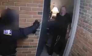 فیلم/ شلیک پلیس آمریکا به سمت یک پیرمرد در خانه‌اش!