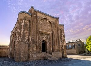 تصویری از گنبد علویان با معماری دوره سلجوقیان