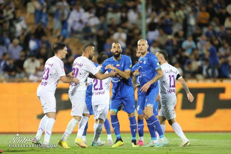 خجالتآور است یک بازیکن ۴۰ کیلویی بعد از ۸۰ متر به استقلال گل میزند/ عدهای با شوآف دنبال توجیه عملکردشان هستند/ سکوهای خالی آزادی حالم را بد کرد!