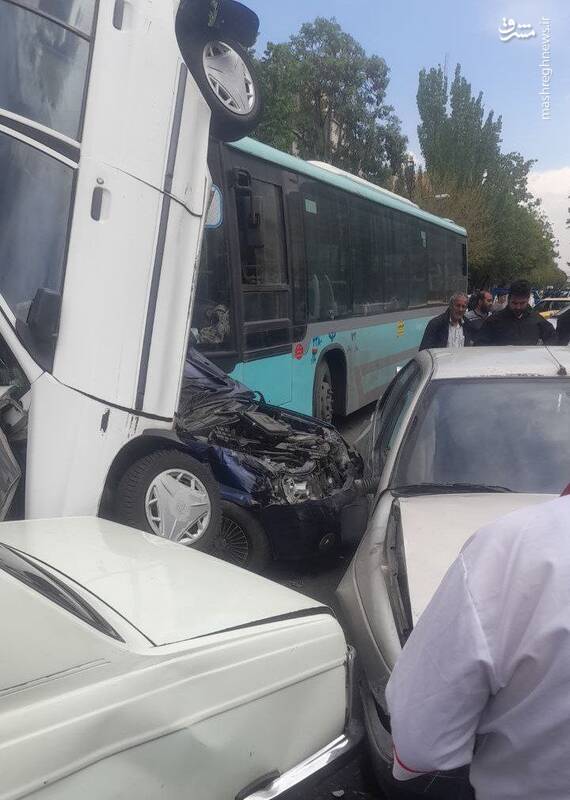 اتوبوس شهری در تبریز حادثه آفرید +عکس
