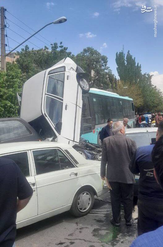 اتوبوس شهری در تبریز حادثه آفرید +عکس