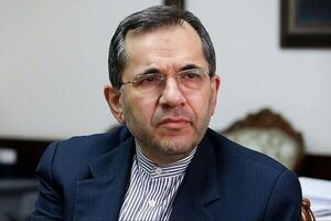 حضور تخت روانچی در سفارت واتیکان و امضای دفتر یادبود درگذشت پاپ