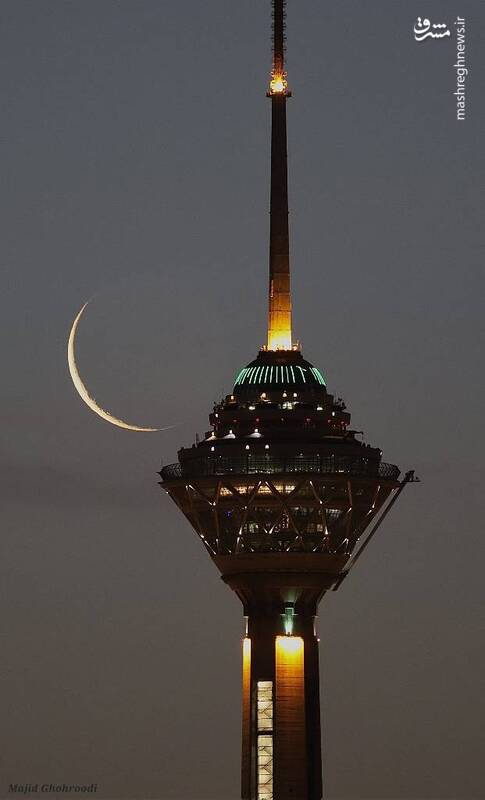 هلال صبحگاهی زیبا در برج میلاد