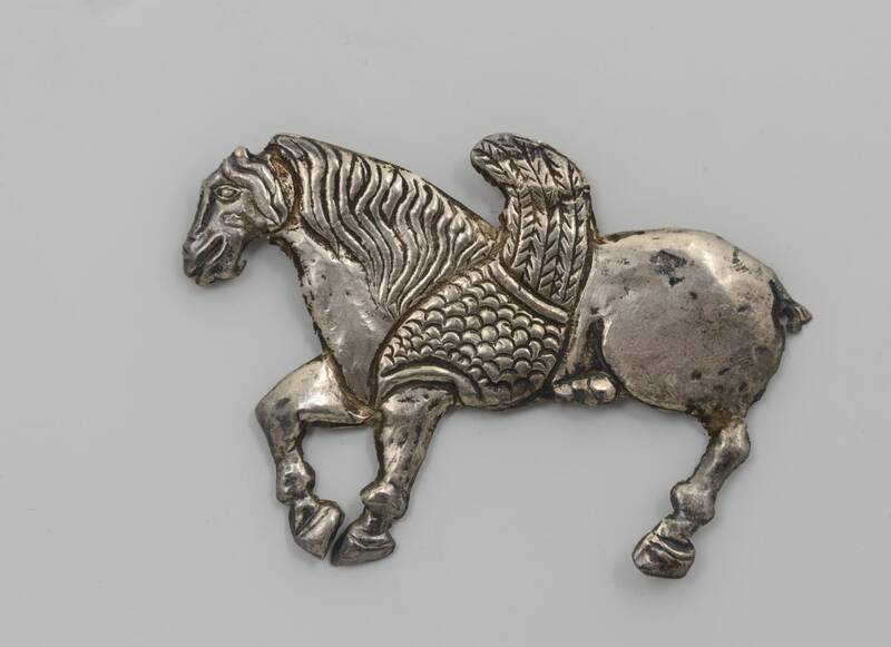 تصاویری از دو پلاک نقره به شکل اسب بالدار از دوره ساسانی