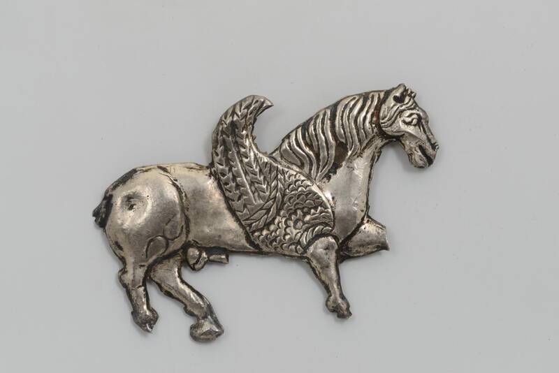تصاویری از دو پلاک نقره به شکل اسب بالدار از دوره ساسانی