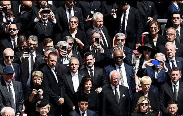 رسوایی مقامات اروپایی با گرفتن سلفی در مراسم تشییع پاپ فرانسیس