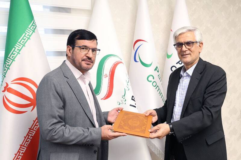 بازنشسته ها و مردودها در اینجا چه می کنند؟