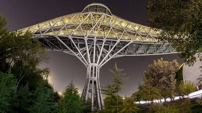 برج میلاد و پل طبیعت تهران برای حادثه بندر شهیدرجایی خاموش شد