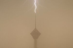 عکس/ لحظه برخورد صاعقه به برج میلاد