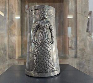 تصویری از جام نقره‌ای با نوشته‌ای به خط ایلامی