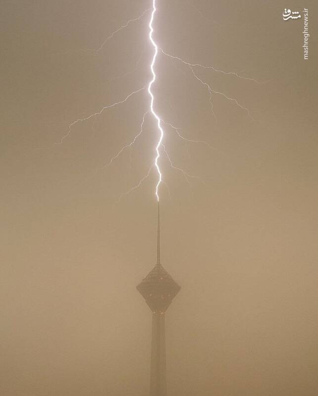 عکس/ لحظه برخورد صاعقه به برج میلاد