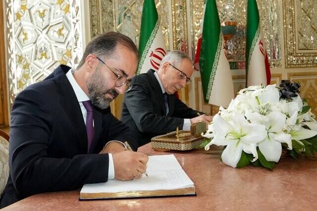 ادای احترام سفرا و نمایندگیهای خارجی به قربانیان حادثه بندر شهید رجایی