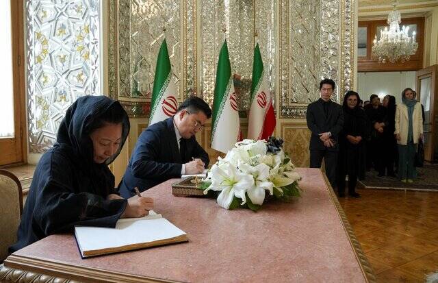 ادای احترام سفرا و نمایندگیهای خارجی به قربانیان حادثه بندر شهید رجایی