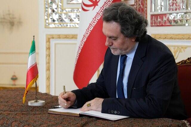 ادای احترام سفرا و نمایندگیهای خارجی به قربانیان حادثه بندر شهید رجایی