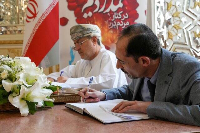 ادای احترام سفرا و نمایندگیهای خارجی به قربانیان حادثه بندر شهید رجایی