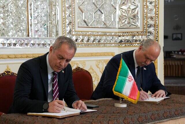 ادای احترام سفرا و نمایندگیهای خارجی به قربانیان حادثه بندر شهید رجایی