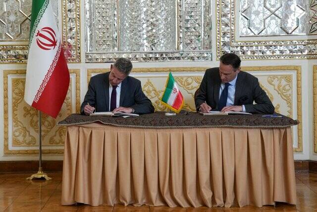 ادای احترام سفرا و نمایندگیهای خارجی به قربانیان حادثه بندر شهید رجایی