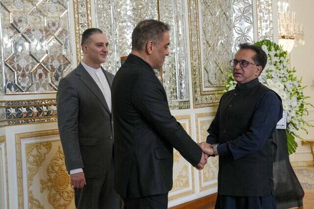 ادای احترام سفرا و نمایندگیهای خارجی به قربانیان حادثه بندر شهید رجایی