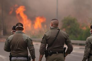 فرار هزاران صهیونیست در پی وقوع آتش سوزی‌های ادامه‌دار در قدس | تصاویر