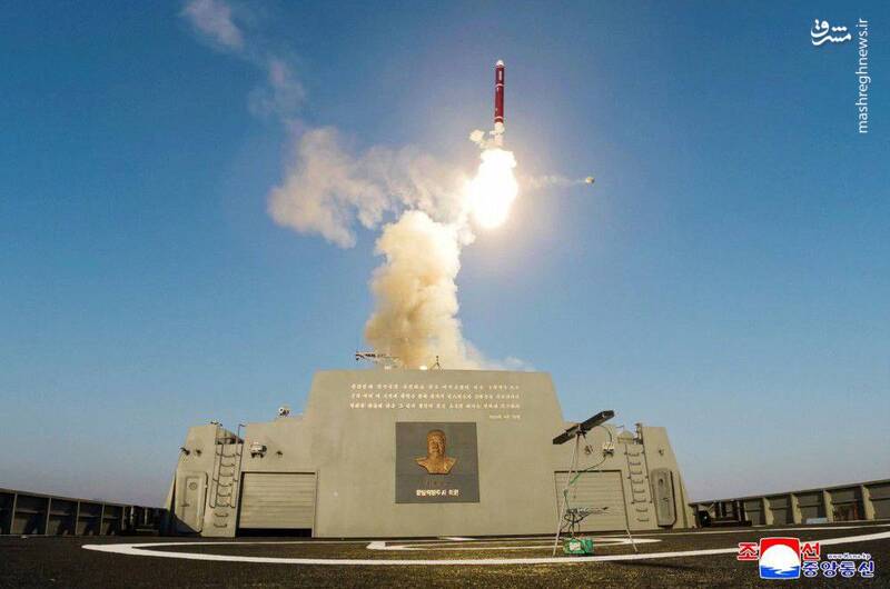 نظارت رهبر کره شمالی بر آزمایش ناوشکن جدید+ عکس