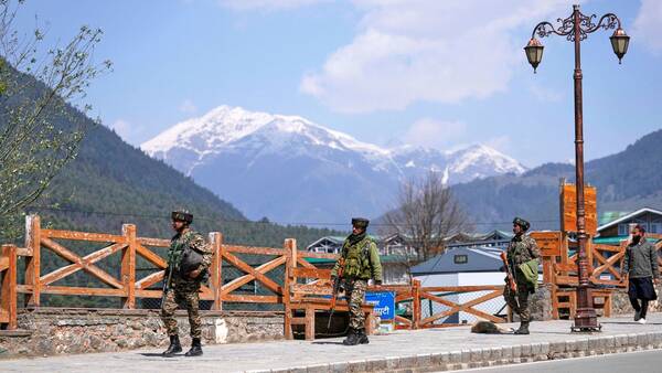 ارتش پاکستان در خط کنترل مرزی موضع جنگی گرفت