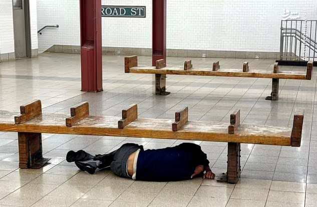 طراحی صندلی مترو نیویورک برای اینکه بیخانمانها روی آن نخوابند!