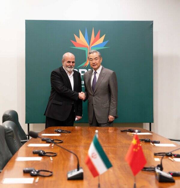 احمدیان: ایران متحدان راهبردی خود را در جریان مذاکرات با آمریکا قرار میدهد