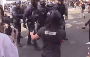 خشونت علیه آزادی مطبوعات در پاریس+ فیلم