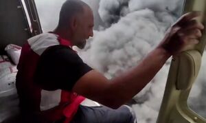 لحظه دلهره‌آور انفجار زیر بالگرد هلال‌احمر در بندر شهید رجایی