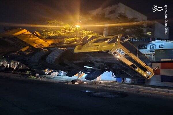 واژگونی جرثقیل ۶۰ تنی در تهران +عکس