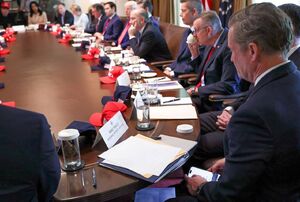 عکسی از جلسه کابینه ترامپ و تغییر پیام رسان سیگنال به پیام رسان اسرائیلی