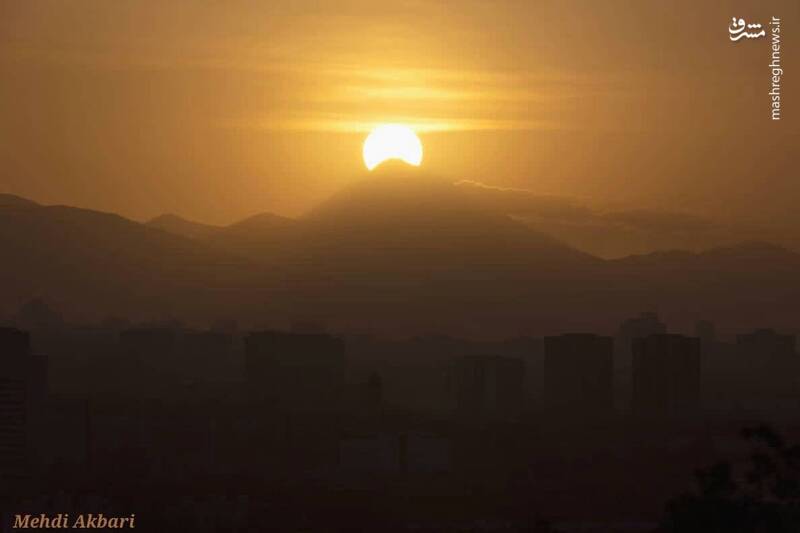 تصویری از لحظه طلوع خورشید بر فراز قله دماوند