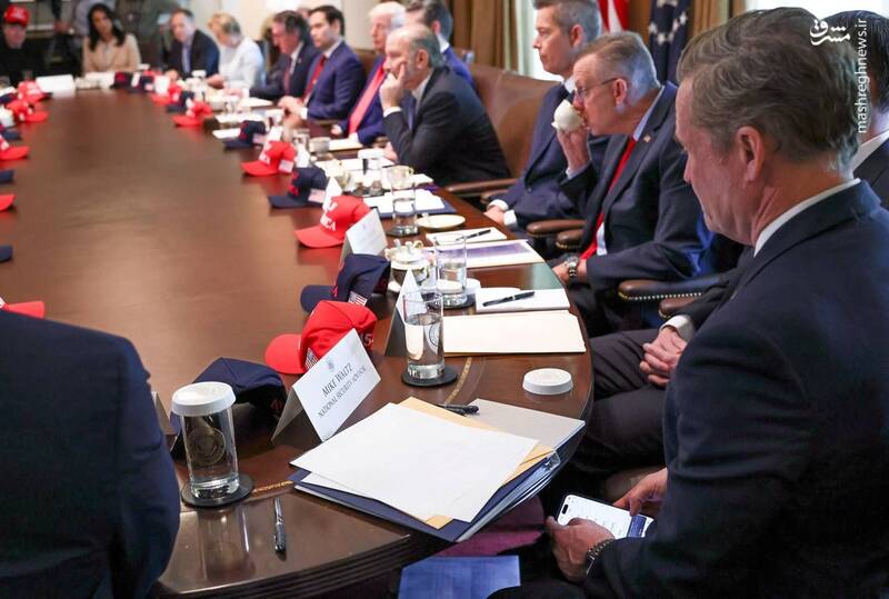 عکسی از جلسه کابینه ترامپ و تغییر پیام رسان سیگنال به پیام رسان اسرائیلی