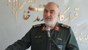 سپاه برای حل مشکلات بندر شهید رجایی در کنار مردم است