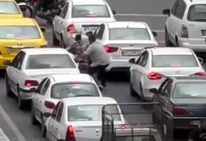 فیلم/ دستگیری موبایل قاپ توسط خود مردم