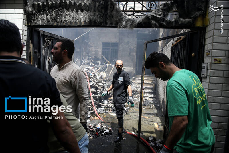 عکس/ آتش سوزی انبار لوازم یدکی موتورسیکلت